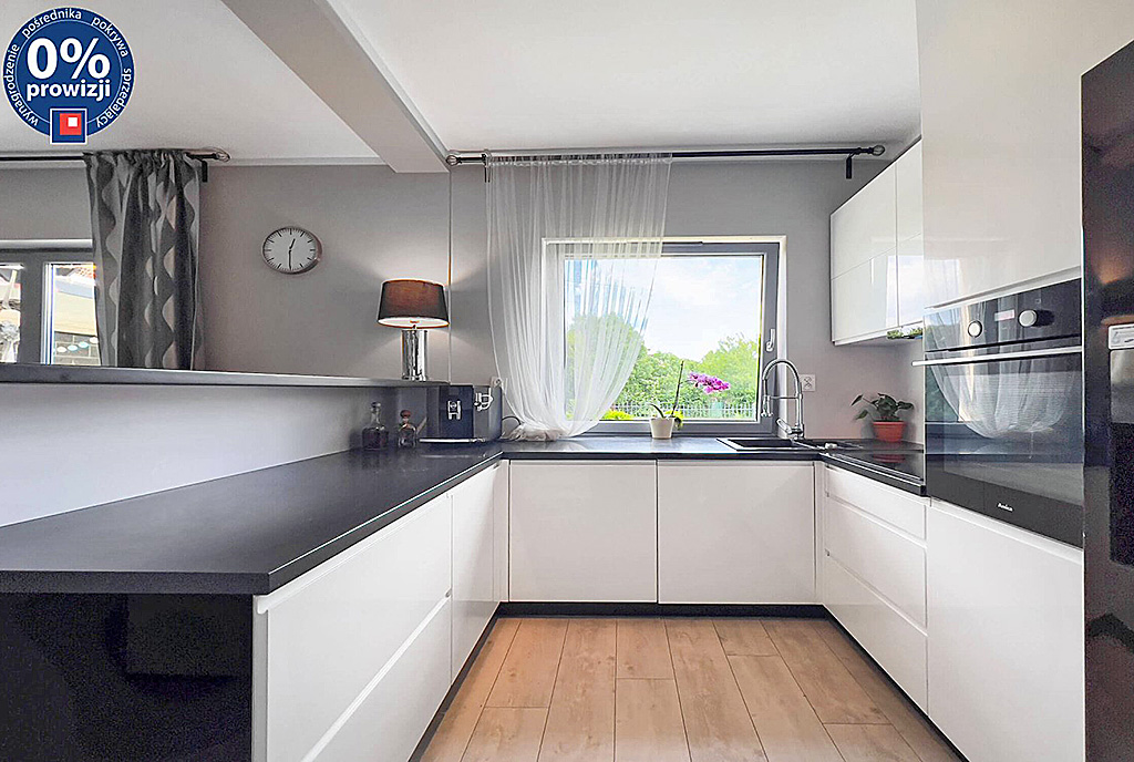 komfortowo zabudowana kuchnia w luksusowym apartamencie na sprzedaż Katowice (okolice)