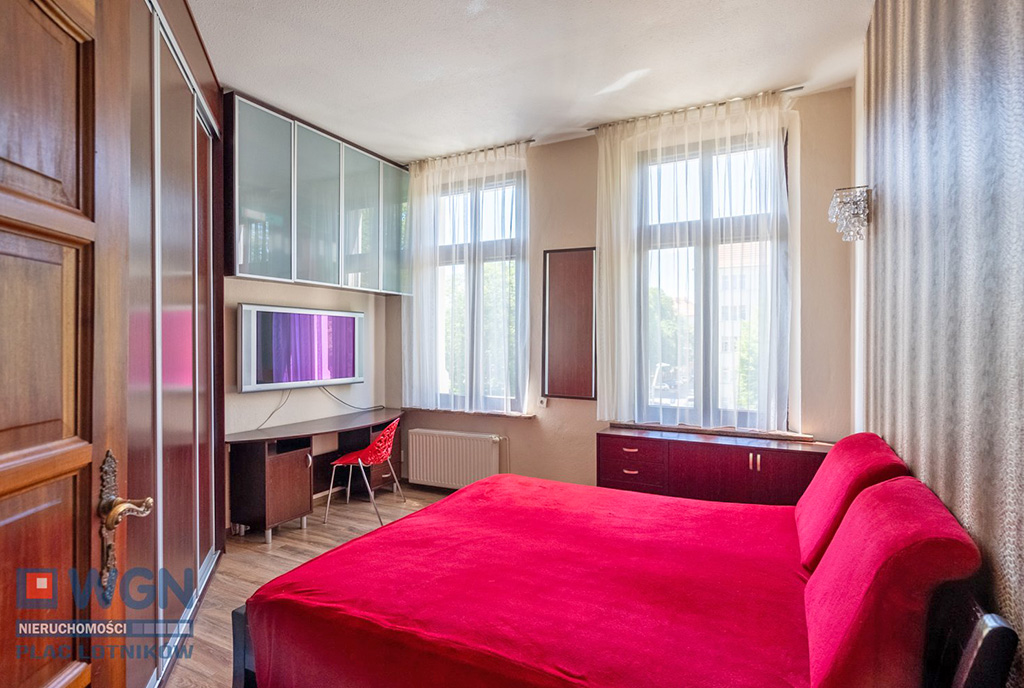 czerwony kolor sypialni w ekskluzywnym apartamencie na sprzedaż Szczecin