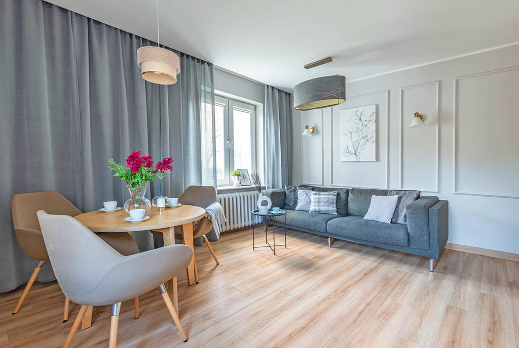 zaprojektowane w klasycznym stylu wnętrze luksusowego apartamentu na sprzedaż Mazurach