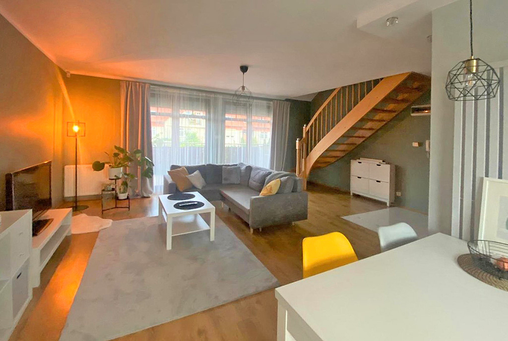 przeciwległa strona pokoju dziennego w luksusowym apartamencie do wynajmu Szczecin (okolice)
