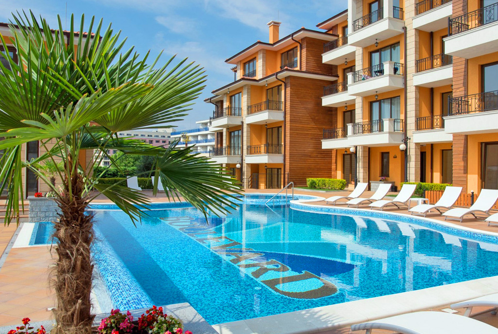 widok od strony basenu na budynek, gdzie mieści się oferowany do sprzedaży ekskluzywny apartament Bułgaria (Sveti Włas)