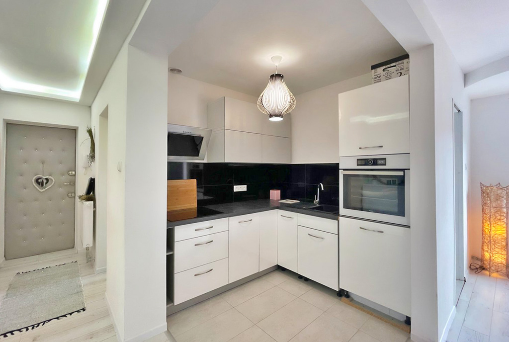 rzut na aneks kuchenny z pokoju gościnnego w ekskluzywnym apartamencie do sprzedaży Gorzów Wielkopolski