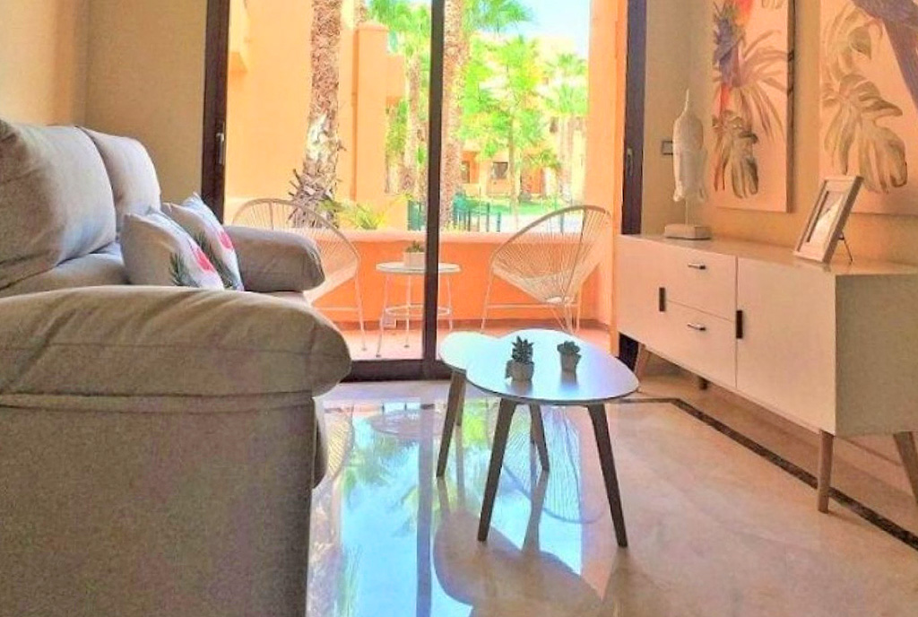 śródziemnomorski design salonu w luksusowym apartamencie na sprzedaż Hiszpania (Los Alcazares)