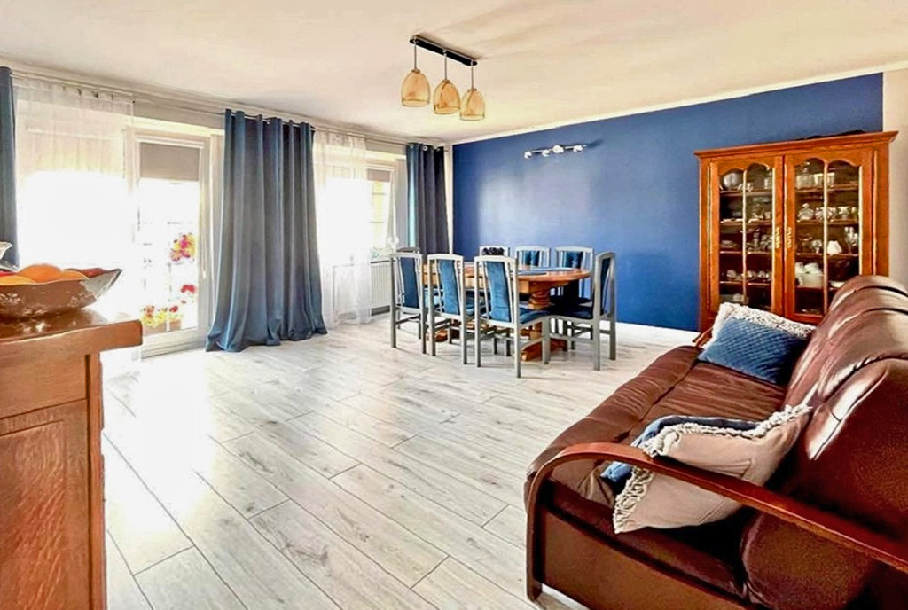 widok z innej strony na salon w luksusowym apartamencie na sprzedaż Inowrocław