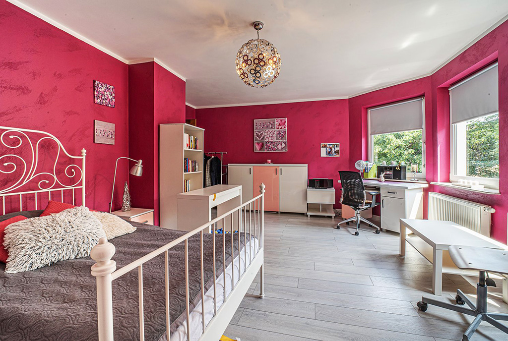 odważna kolorystyka we wnętrzu luksusowego apartamentu do wynajmu Bolesławiec