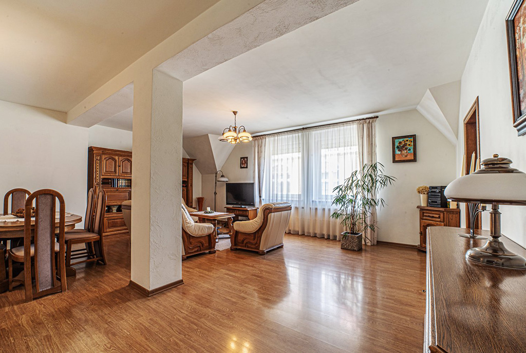 przeciwległa strona pokoju dziennego w luksusowym apartamencie na wynajem Bolesławiec