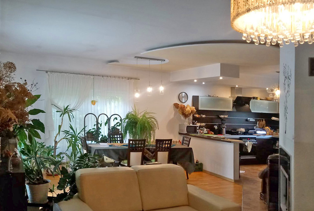 na pierwszym planie salon w luksusowej willi do sprzedaży Ostrów Wielkopolski (okolice)