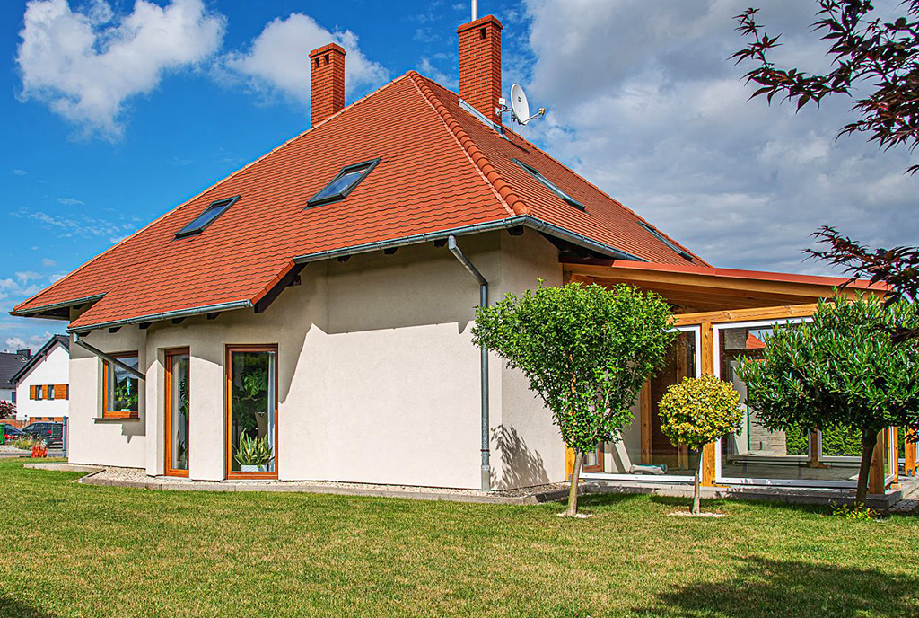 widok od strony ogrodu na luksusową willę na sprzedaż Bolesławiec (okolice)