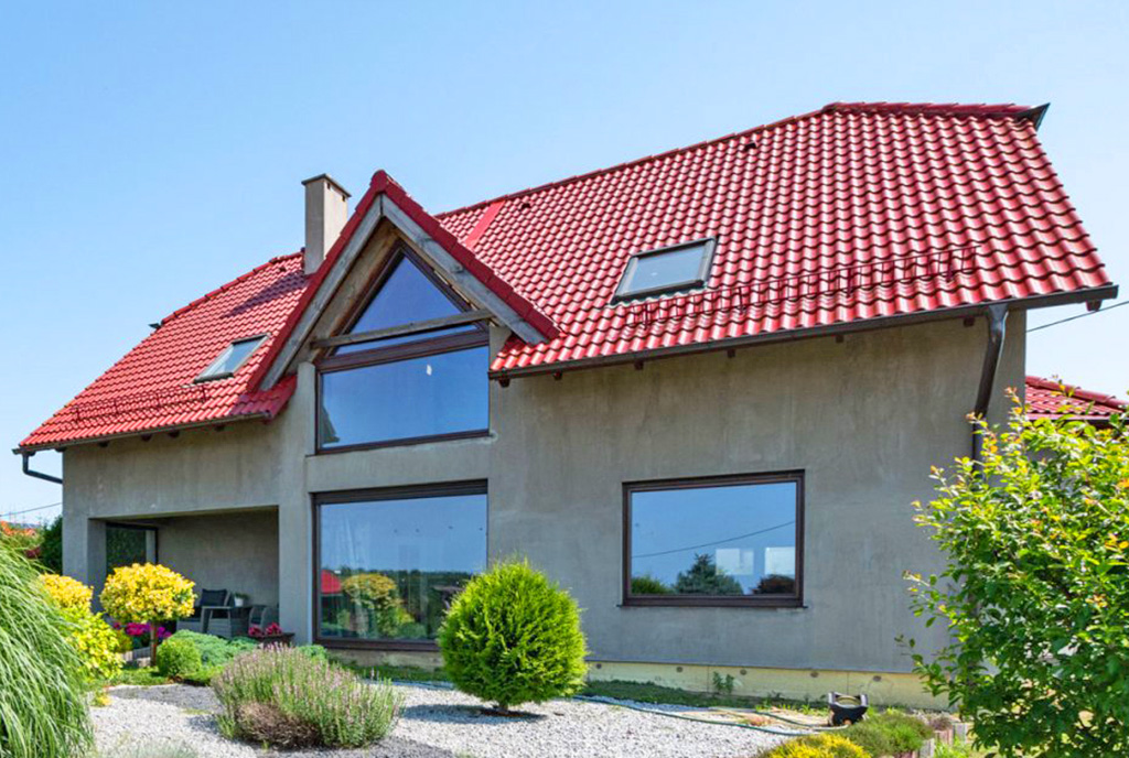 widok od strony tarasu na ekskluzywną willę do sprzedaży Elbląg (okolice)