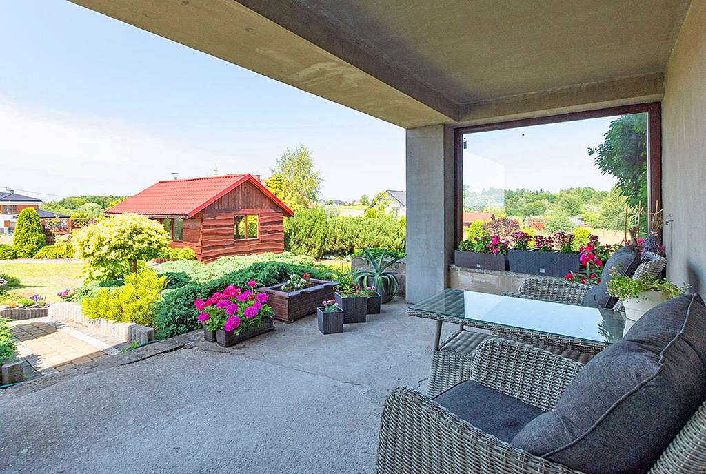 słoneczny taras przy luksusowej willi na sprzedaż Elbląg (okolice)