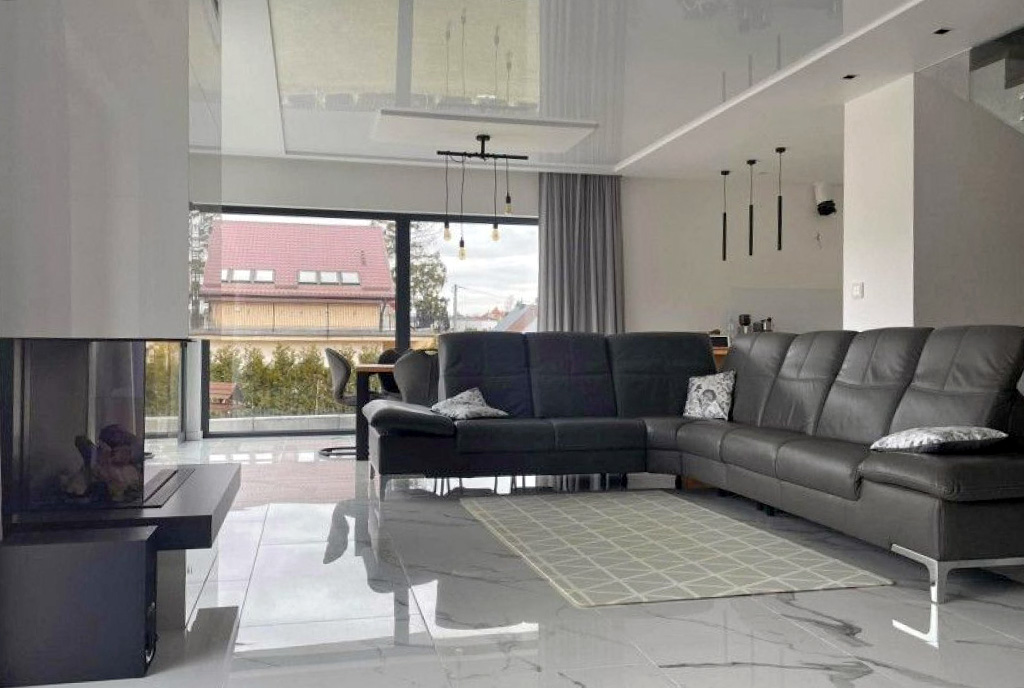 komfortowy pokój dzienny w ekskluzywnej willi do sprzedaży Gdańsk (okolice)