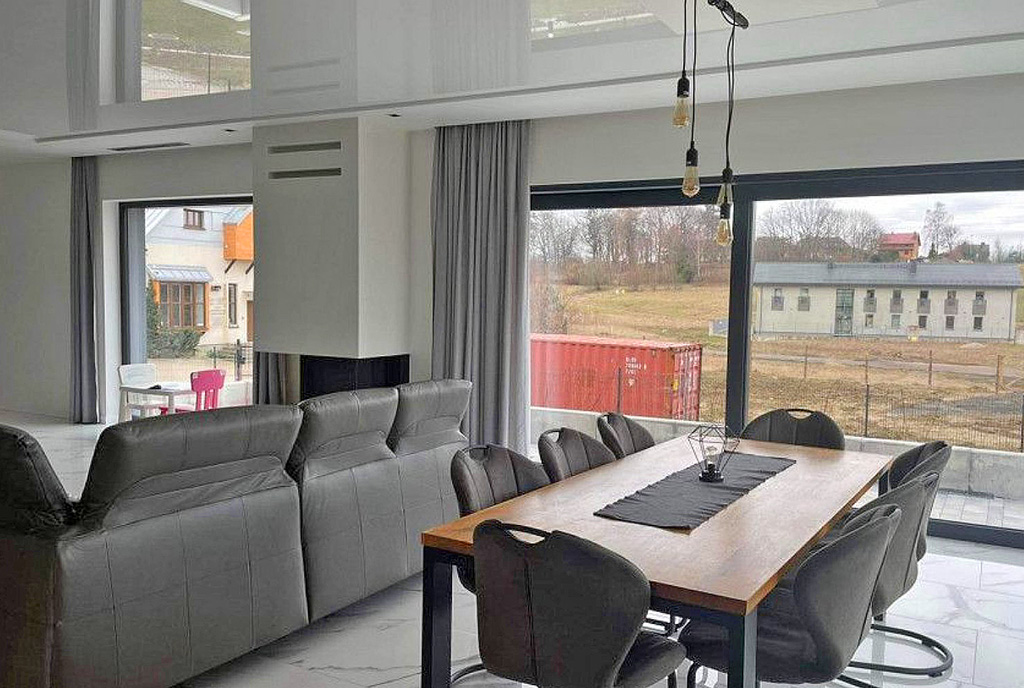 zbliżnie na salon, jadalnię i taras przy luksusowej willi na sprzedaż Gdańsk (okolice)