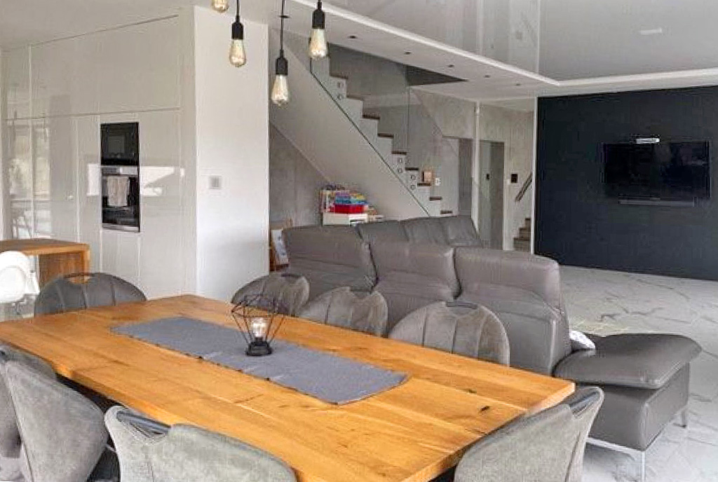 zaprojektowany zgodnie z najnowszymi trendami pokój dzienny w ekskluzywnej willi do sprzedaży Gdańsk (okolice)