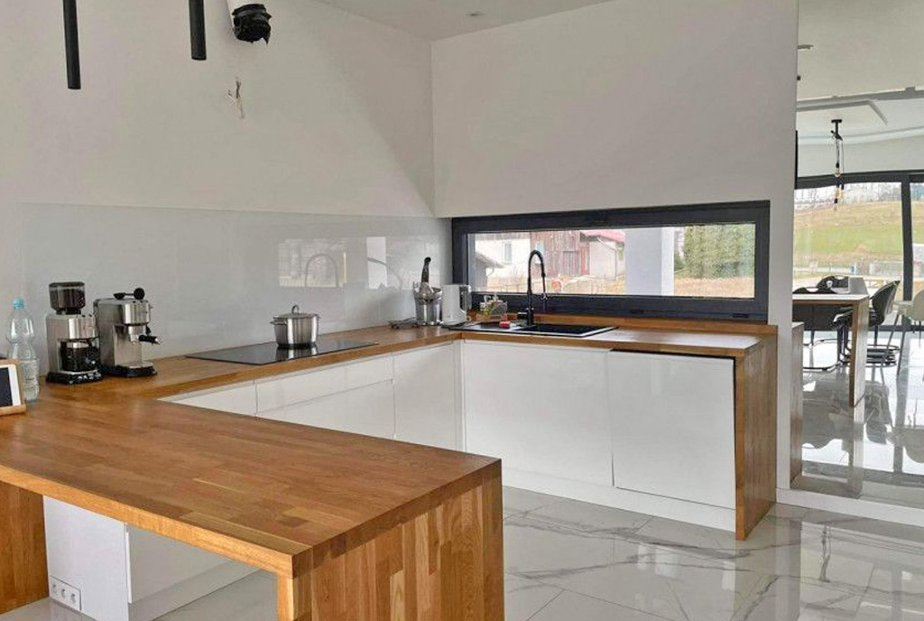 minmalistyczny design w kuchni ekskluzywnej willi do sprzsedaży Gdańsk (okolice)