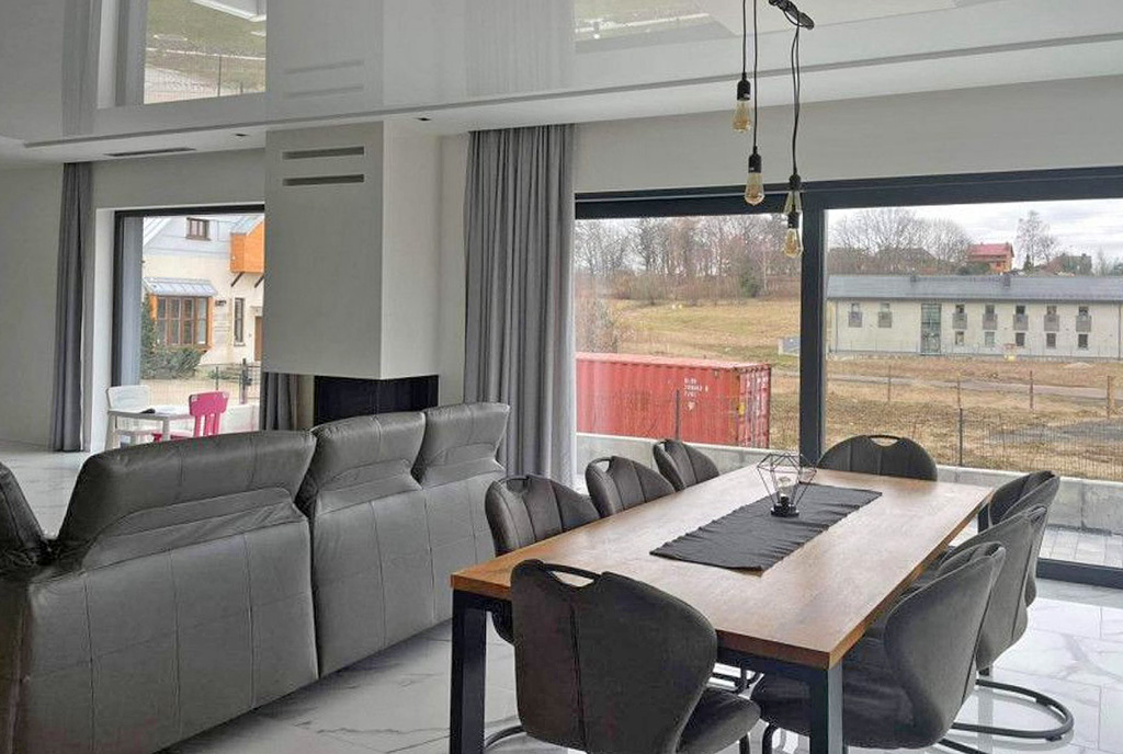 widok na salon i taras przy luksusowej willi na sprzedaż Gdańsk (okolice)