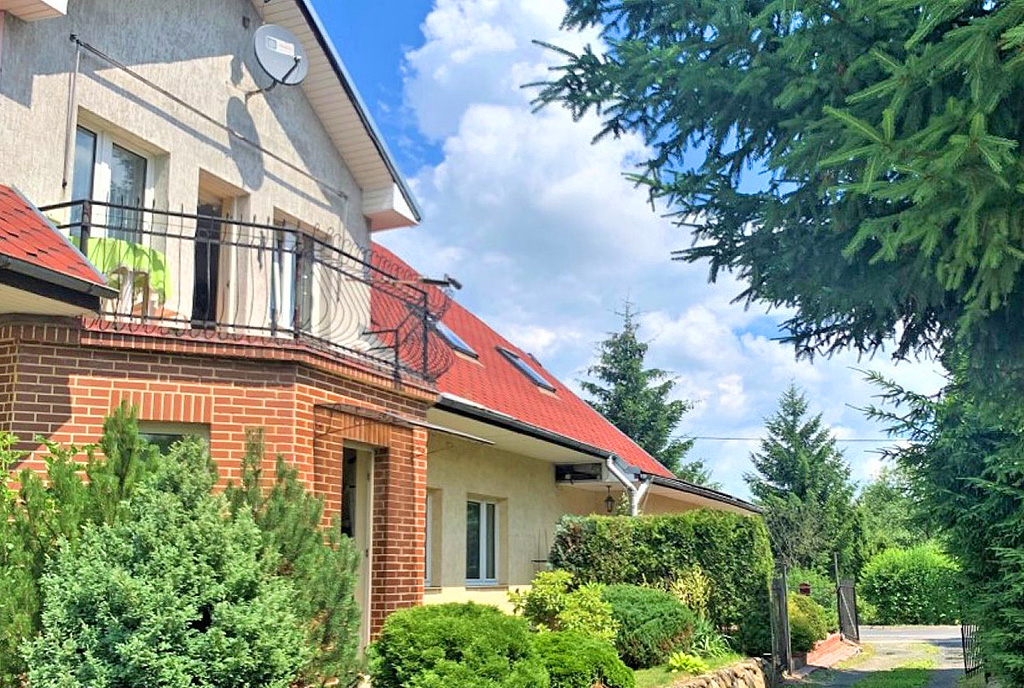 jedna z bocznych elewacji luksusowej willi na sprzedaż Jelenia Góra