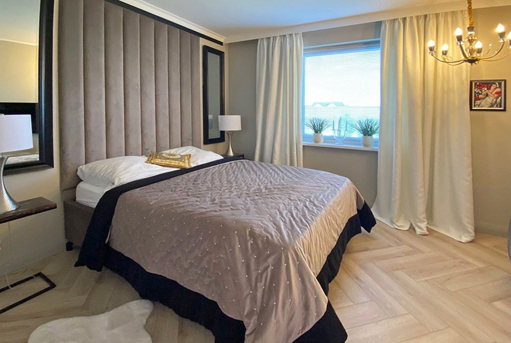 zaciszna sypialnia w ekskluzywnej willi na sprzedaż Szczecin (okolice)