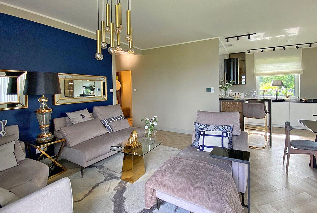 widok z salonu na aneks kuchenny w luksusowej willi na sprzedaż Szczecin (okolice)