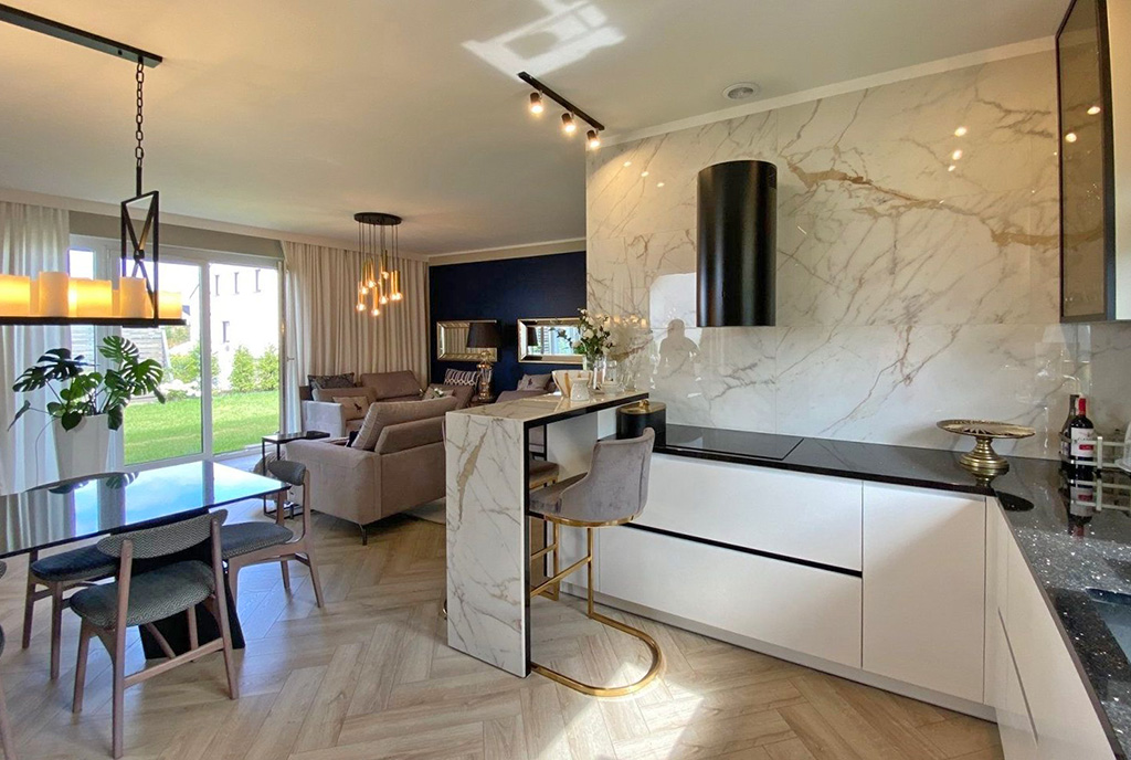 po lewej pokój gościnny, po prawej kuchnia w ekskluzywnej willi do sprzedaży Szczecin (okolice)