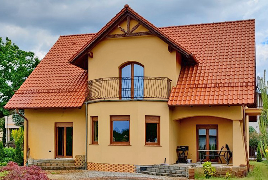 widok od strony ogrodu na ekskluzywną willę do sprzedaży Zielona Góra (okolice)