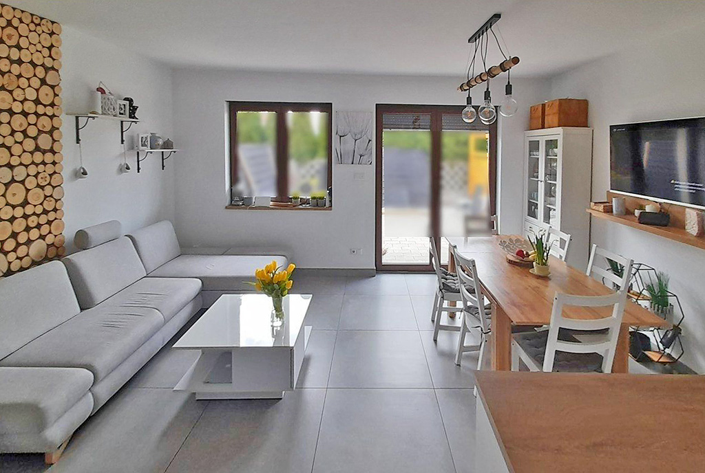 inna perspektywa salonu luksusowej willi do wynajmu Legnica (okolice)