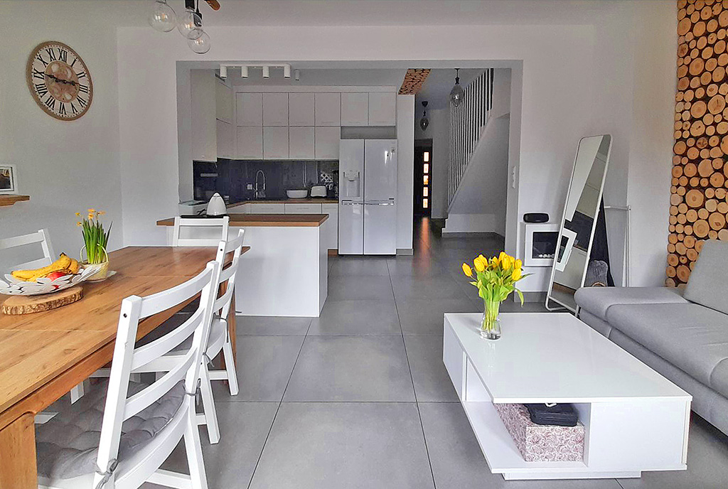 widok z salonu na aneks kuchenny w ekskluzywnej willi n wynajem Legnica (okolice)