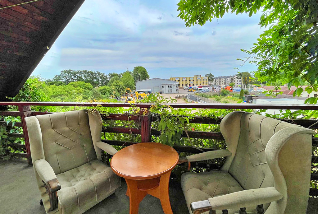 taras z widokiem na zieleń w luksusowej willi do wynajmu Szczecin