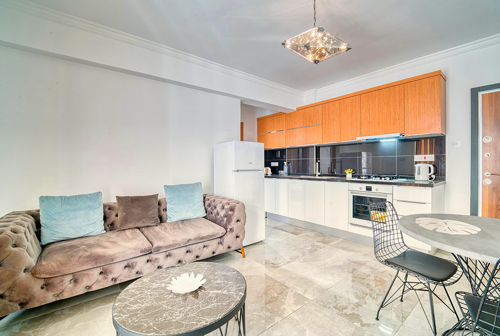 widok na pokój dzienny oraz aneks kuchenny w ekskluzywnym apartamencie do sprzedaży Cypr (Iskale)