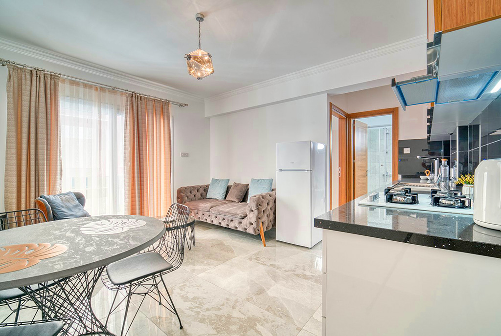 na pierwszym planie salon w luksusowym apartamencie do sprzedaży Cypr (Iskale)
