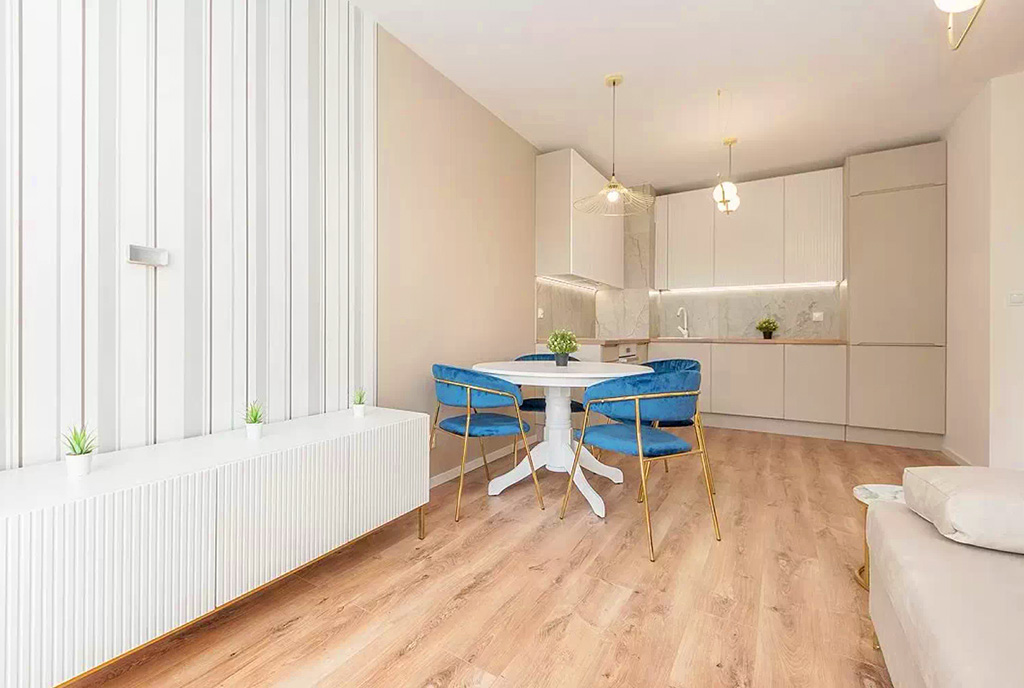 widok z salonu na jadalnię i aneks kuchenny w ekskluzywnym apartamencie na sprzedaż Gdańsk