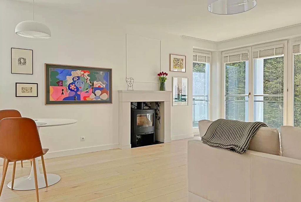 na pierwszym planie jadalnia, w oddali salon w ekskluzywnym apartamencie na sprzedaż Gdynia