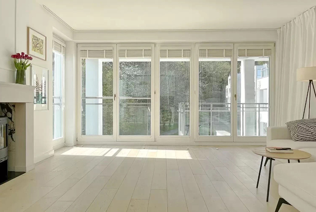 widok z salonu na taras przy luksusowym apartamencie na sprzedaż Gdynia