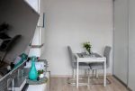 zbliżenie na jadalnię i pokój dzienny w luksusowym apartamencie na sprzedaż Kalisz