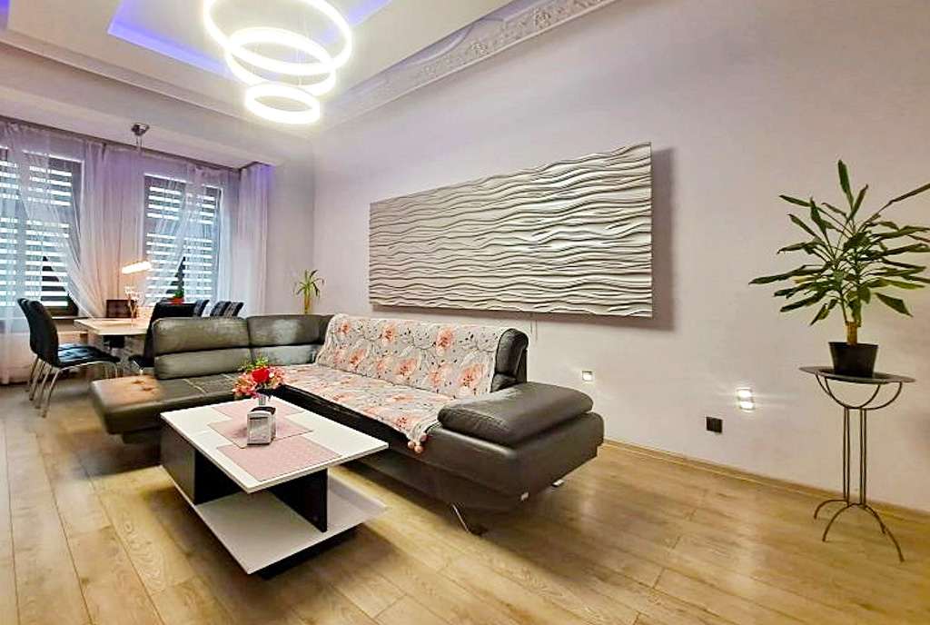 efektowne oświetlenie salonu w ekskluzywnym apartamencie na sprzedaż Legnica