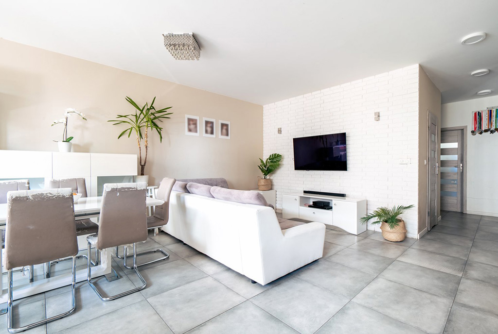 nowoczesny salon w ekskluzywnym apartamencie do sprzedaży Warszawa