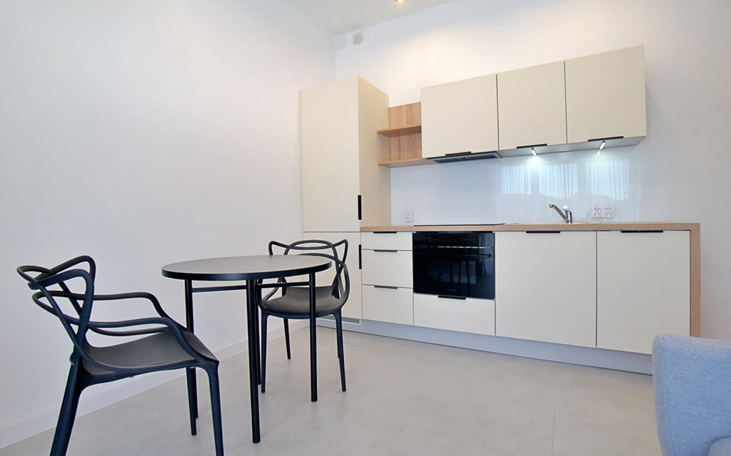 jadalnia oraz aneks kuchenny w luksusowym apartamencie do wynajmu Gorzów Wielkopolski