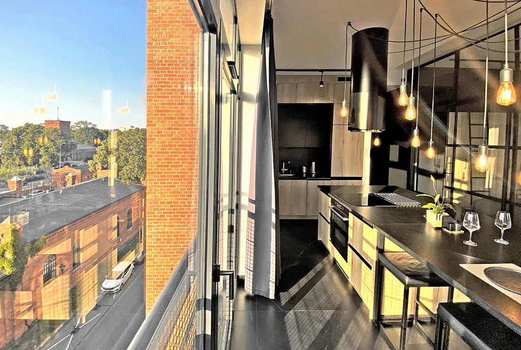 słoneczna kuchnia w luksusowym apartamencie do wynajęcia Łódź