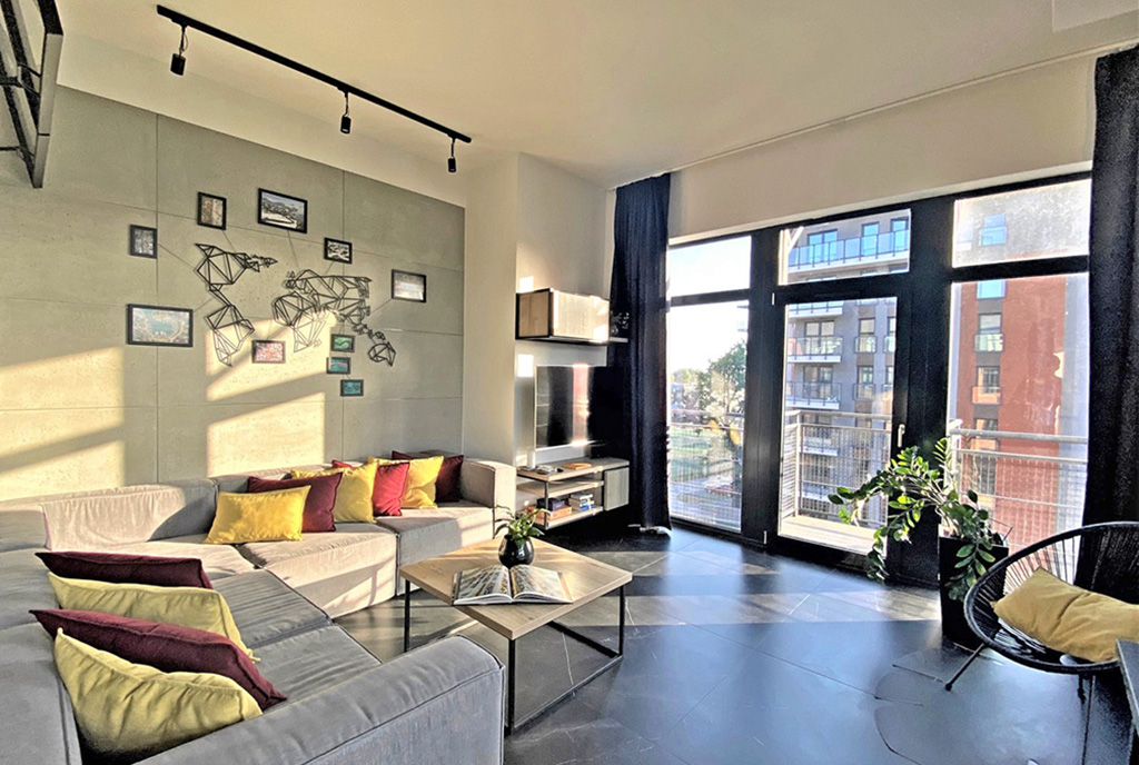 widok na salon i taras przy luksusowym apartamencie na wynajem Łódź