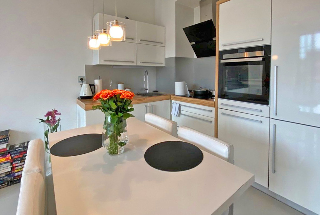 praktycznie zaaranżowana kuchnia z jadalnią w luksusowym apartamencie do wynajmu Szczecin