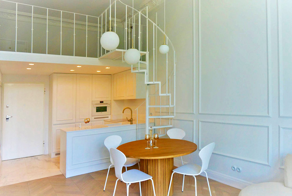 na pierwszym planie jadalnia, w oddali antresola w luksusowym apartamencie do wynajmu Wrocław