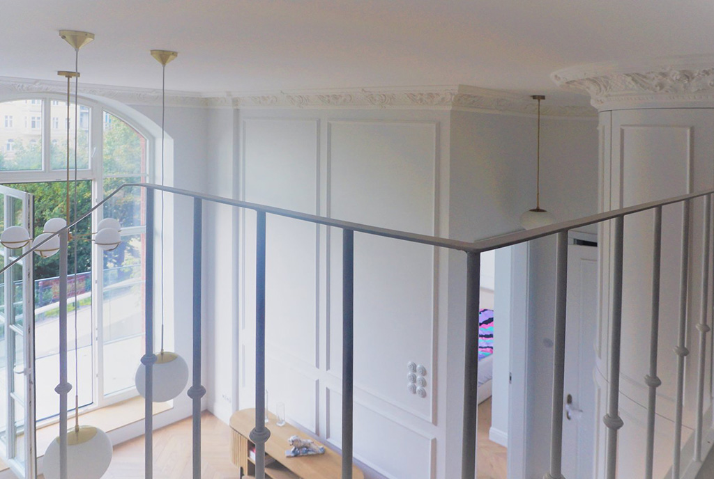 widok z antresoli znajdującej się w luksusowym apartamencie na wynajem Wrocław