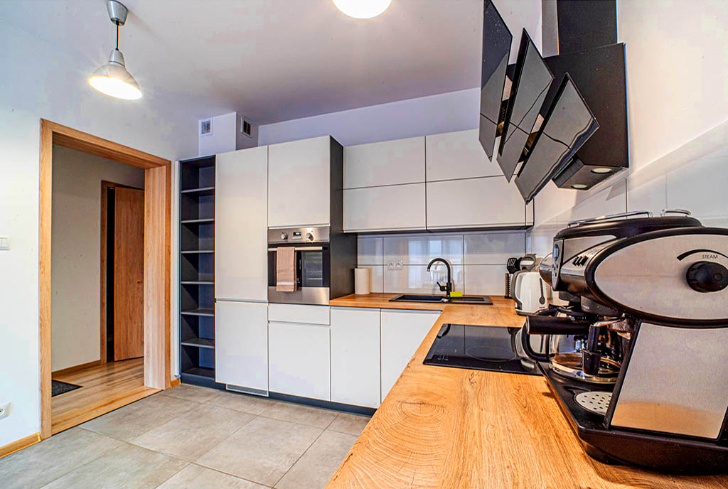 nowoczesna zabudowa kuchni w luksusowym apartamencie do wynajmu Bolesławiec