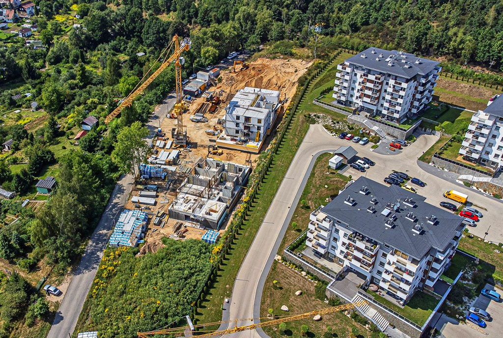widok z lotu ptaka pokazujący całe osiedle, na którym znajduje się oferowany na sprzedaż luksusowy apartament Jelenia Góra