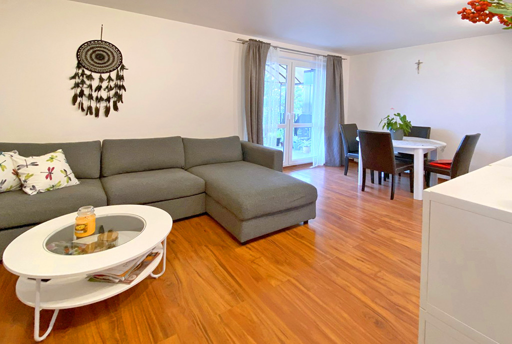 widok na pokój dzienny w luksusowym apartamencie na sprzedaż Katowice (okolice)