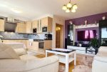 wysmakowane stylistycznie wnętrze ekskluzywnego pokoju gościnnego w luksusowym apartamencie na sprzedaż Wieluń
