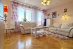 na pierwszym planie salon w ekskluzywnym apartamencie do sprzedaży Wieluń
