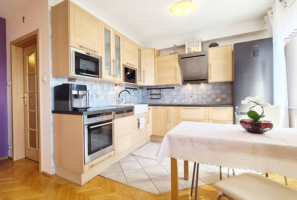 praktyczna zabudowa kuchni w luksusowym apartamencie do sprzedaży Wieluń
