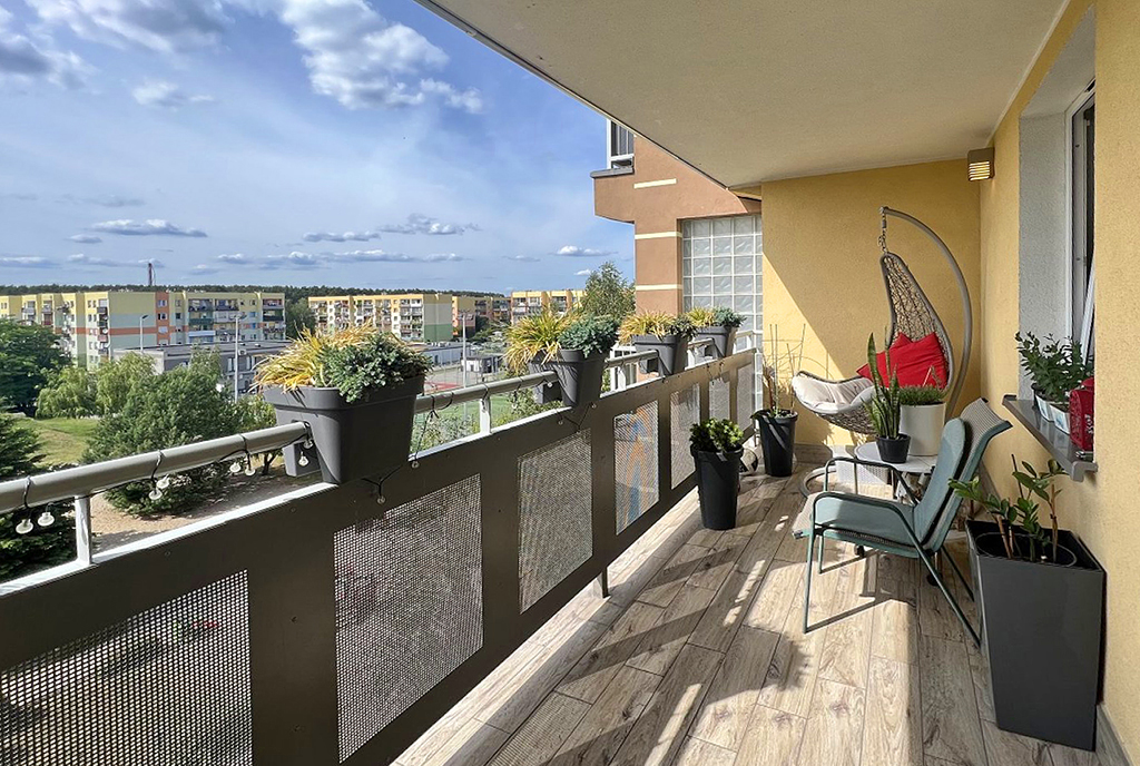 słoneczny balkon przy luksusowym apartamencie na sprzedaż Zielona Góra (okolice)