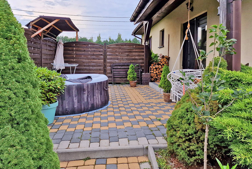 taras oraz jacuzzi przy ekskluzywnej willi na sprzedaż Cieszyn (okolice)