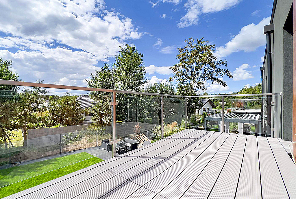 słoneczny taras przy ekskluzywnej willi na sprzedaż Mariusz Kalaga - Biegnij nad morze